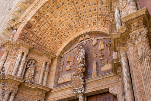 Wejście do katedry La Seu, rzymskokatolicka świątynia w stolicy Majorki, detale. 