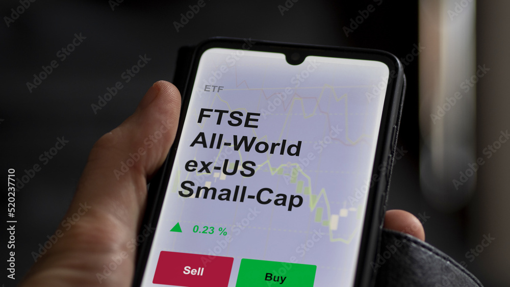 Un investisseur analyse un fonds etf ftse all-world ex-us small-cap sur un graphique. Un téléphone affiche le cours de l'ETF. Texte en français francais FTSE All-World ex-US Small-Cap Un investisseur analyse un fonds etf ftse all-world ex-us small-cap sur un graphique. Un téléphone affiche le cours de l'ETF. Texte en français francais FTSE All-World ex-US Small-Cap