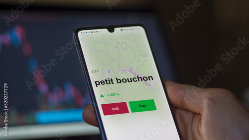 Un investisseur analyse un fonds etf petit bouchon sur un graphique. Un téléphone affiche le cours de l'ETF. Texte en français francais petit bouchon