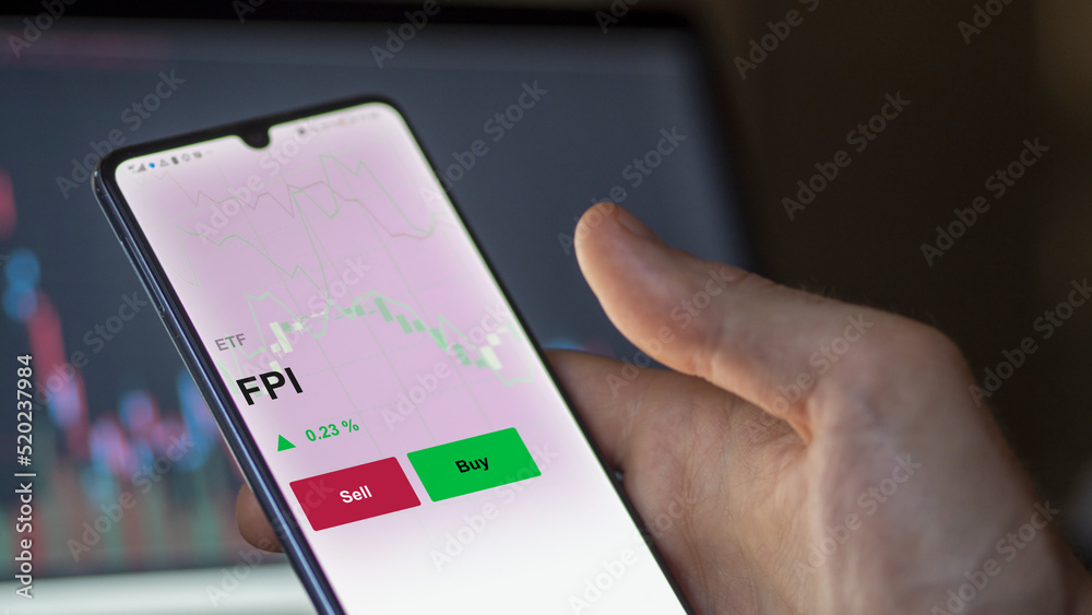 Un investisseur analyse un fonds etf fpi sur un graphique. Un téléphone affiche le cours de l'ETF. Texte en français francais FPI Un investisseur analyse un fonds etf fpi sur un graphique. Un téléphone affiche le cours de l'ETF. Texte en français francais FPI