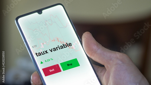 Un investisseur analyse un fonds etf taux variable sur un graphique. Un téléphone affiche le cours de l'ETF. Texte en français francais taux variable