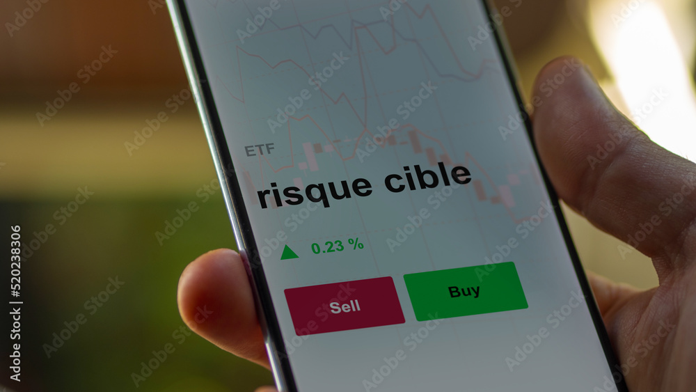 Un investisseur analyse un fonds etf risque cible sur un graphique. Un téléphone affiche le cours de l'ETF. Texte en français francais risque cible Un investisseur analyse un fonds etf risque cible sur un graphique. Un téléphone affiche le cours de l'ETF. Texte en français francais risque cible