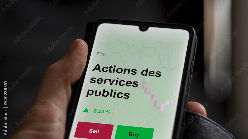 Un investisseur analyse un fonds etf actions des services publics sur un graphique. Un téléphone affiche le cours de l'ETF. Texte en français francais Actions des services publics Un investisseur analyse un fonds etf actions des services publics sur un graphique. Un téléphone affiche le cours de l'ETF. Texte en français francais Actions des services publics