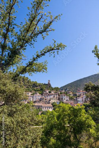 Vue estivale sur le village de Roquebrun depuis les berges de l'Orb