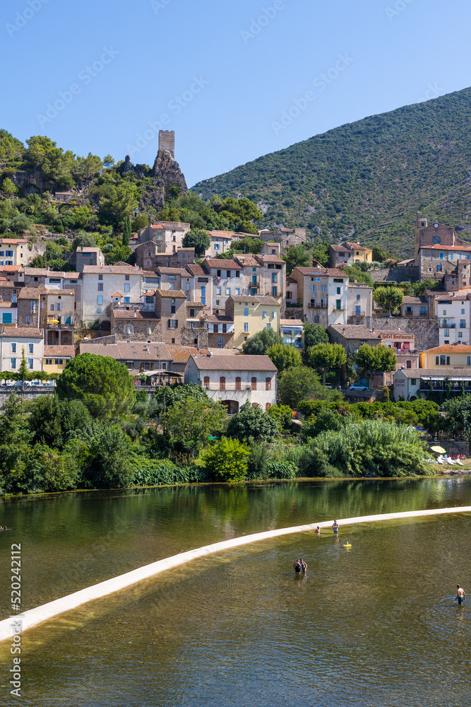Vue estivale sur le village de Roquebrun depuis le pont traversant l'Orb