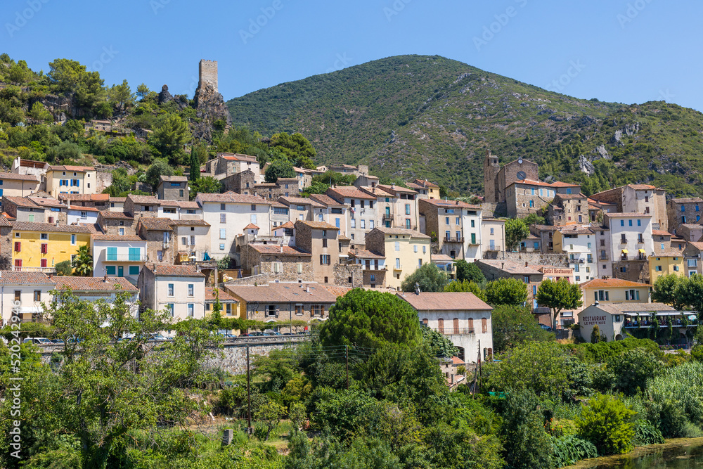 Vue estivale sur le village de Roquebrun depuis le pont traversant l'Orb