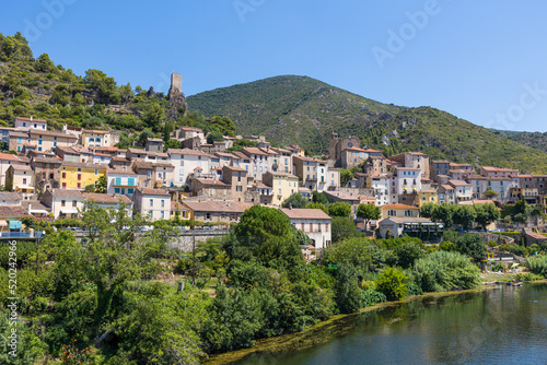 Vue estivale sur le village de Roquebrun depuis le pont traversant l'Orb