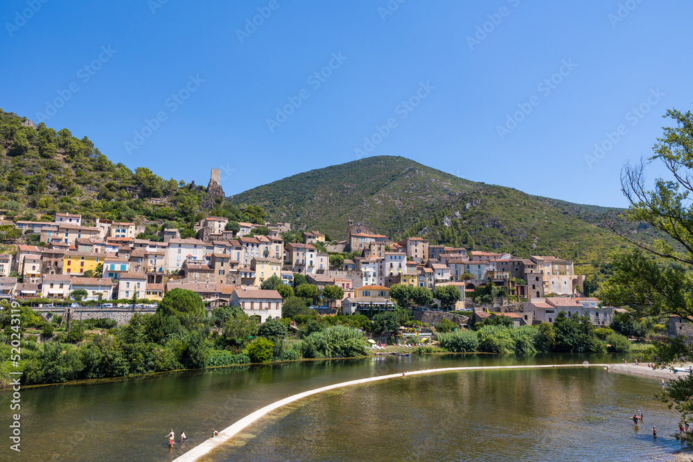 Vue estivale sur le village de Roquebrun depuis le pont traversant l'Orb