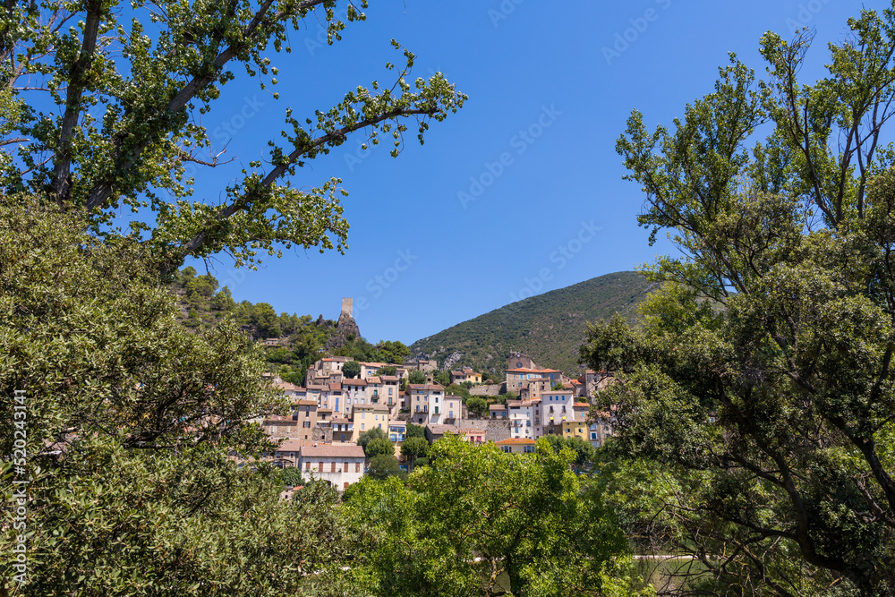 Obraz premium Vue estivale sur le village de Roquebrun depuis les berges de l'Orb
