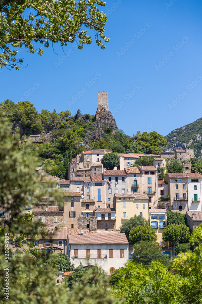 Vue estivale sur le village de Roquebrun depuis les berges de l'Orb