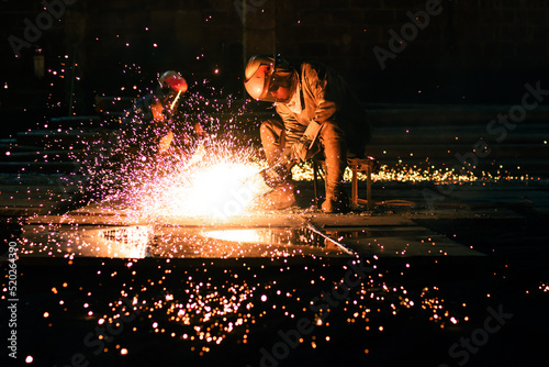 Man working at industrial workplace cutting steel © ERNESTO