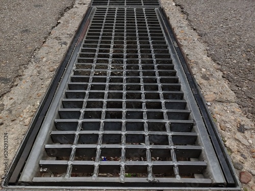 Drainage drains and wire mesh