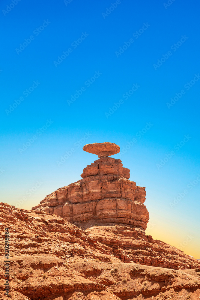  rock Mexican Hat near village of Mexican Hat near Monument Valley, Utah, USA