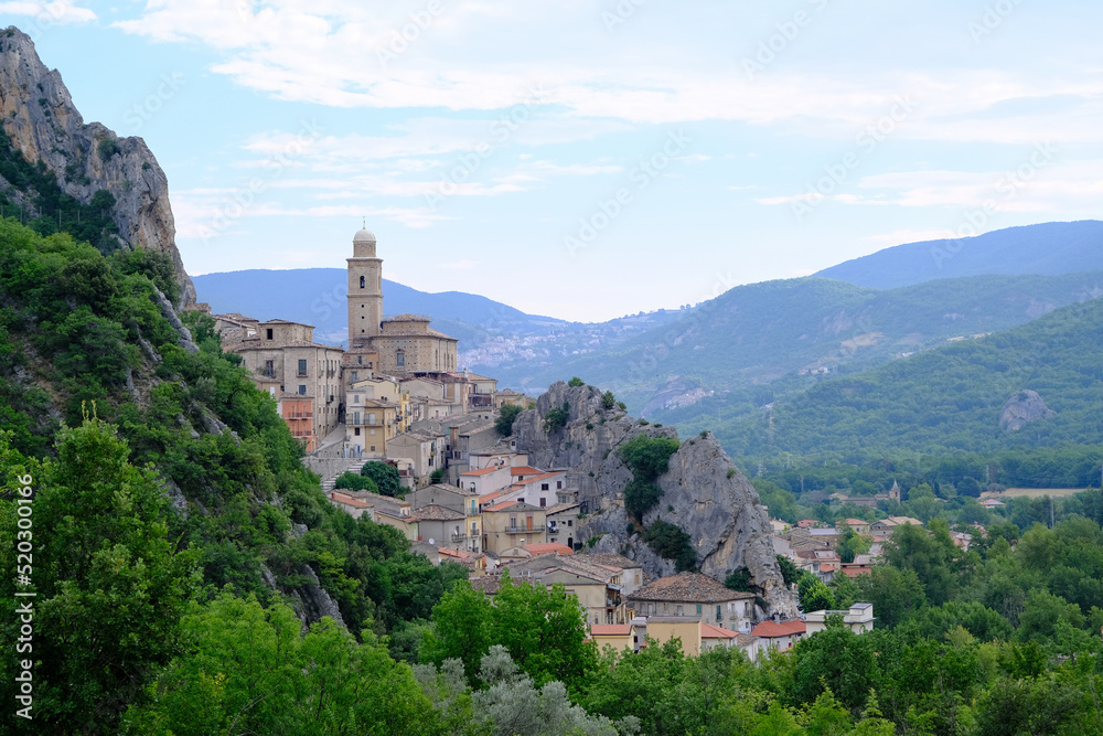 Una suggestiva veduta di Villa Santa Maria un paesino della Val di Sangro noto per la sua scuola alberghiera e per questo chiamato la patria dei cuochi.