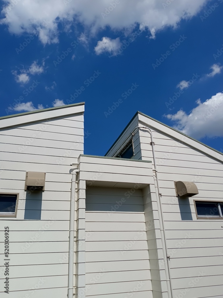 屋根の上の雲　clouds on the roof