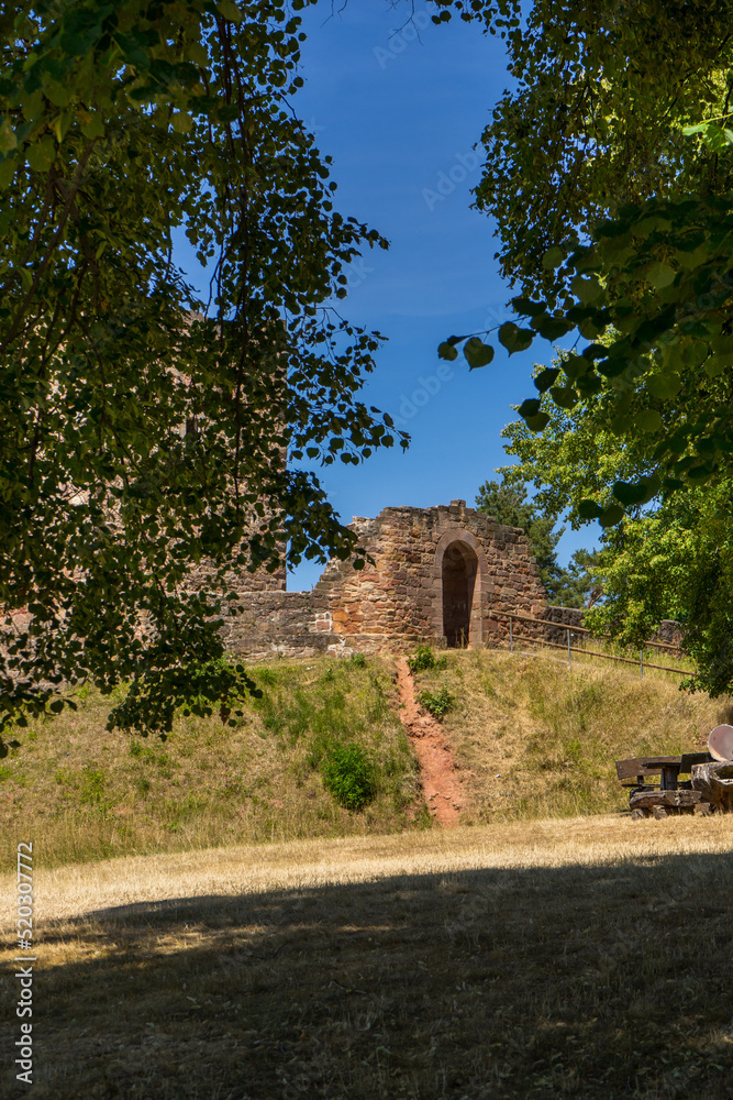 Obraz premium Castle ruin Wartenberg in the near of the german city called Bad Salzschlirf