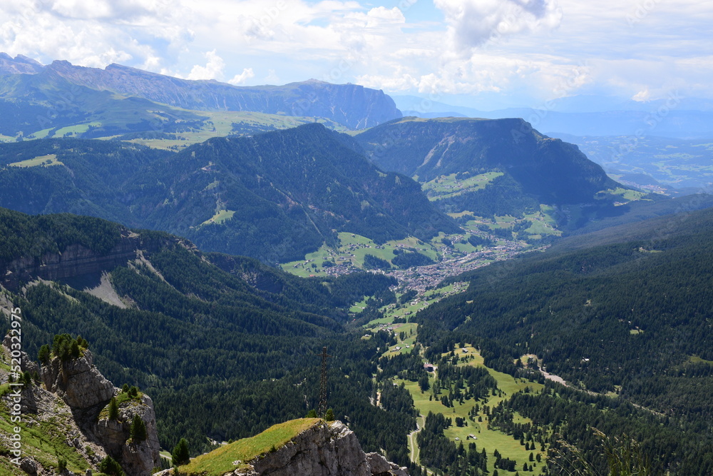 Val Gardena
One of the most beautiful valleys in the Dolomites. The colors and the contrasts make the landscape 