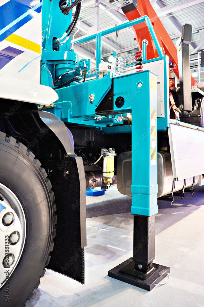 Hydraulic support construction truck