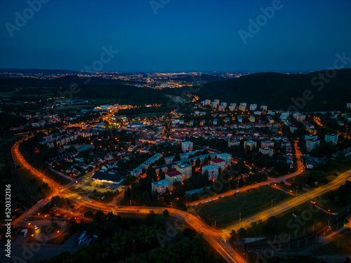 Bistrz von oben in der D  mmerung - ein Stadtteil der Stadt Br  nn in der Tschechischen Republik