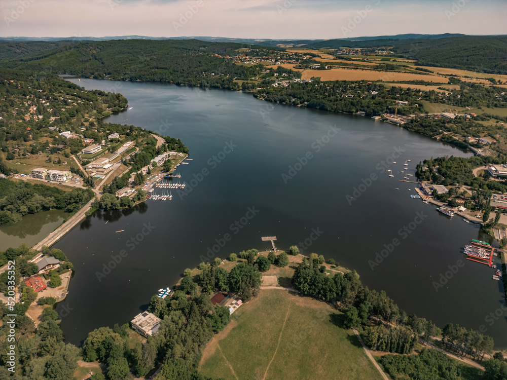 Fototapeta premium Luftaufnahme Brno-Bystrc - Brünner Stadtteil - Tschechische Republik