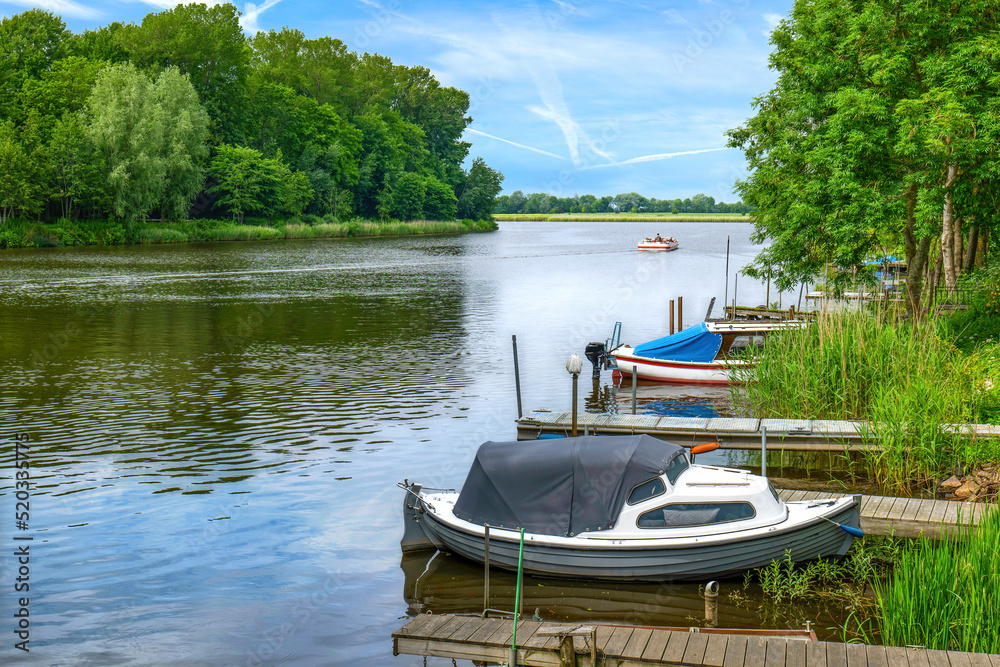 Friedrichstadt (Schleswig-Holstein) Altstadtszene mit Flusslauf und Rundfahrtboot