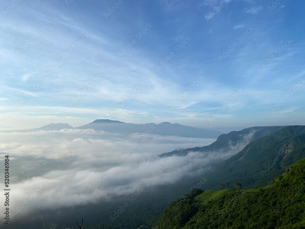 阿蘇山の風景（外輪山よりカルデラ壁を望む） / A view of Mt. Asosan from the rim of the crater, Japan