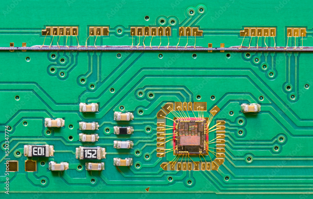 Foto de Integrated circuit die wired to green printed board texture ...