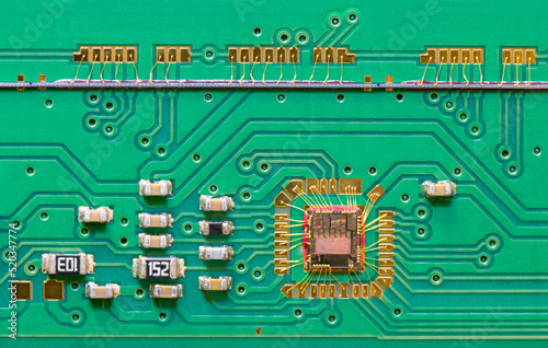 Fotografia Integrated circuit die wired to green printed board texture with line scan camera