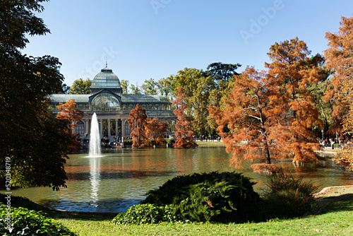 Paisaje otoñal de estanque con palacio de Cristal en los jardines del Buen Retiro, Madrid