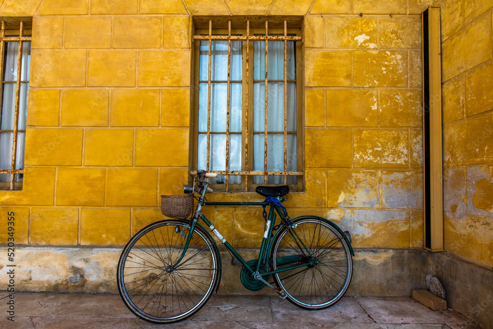 2022 05 15 Altivole bicycle on yellow wall