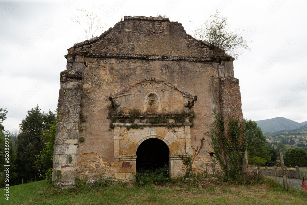 Iglesia de San Cipriano (siglo XVI). Actualmente se encuentra en ruinas. Piloña, Asturias, España.