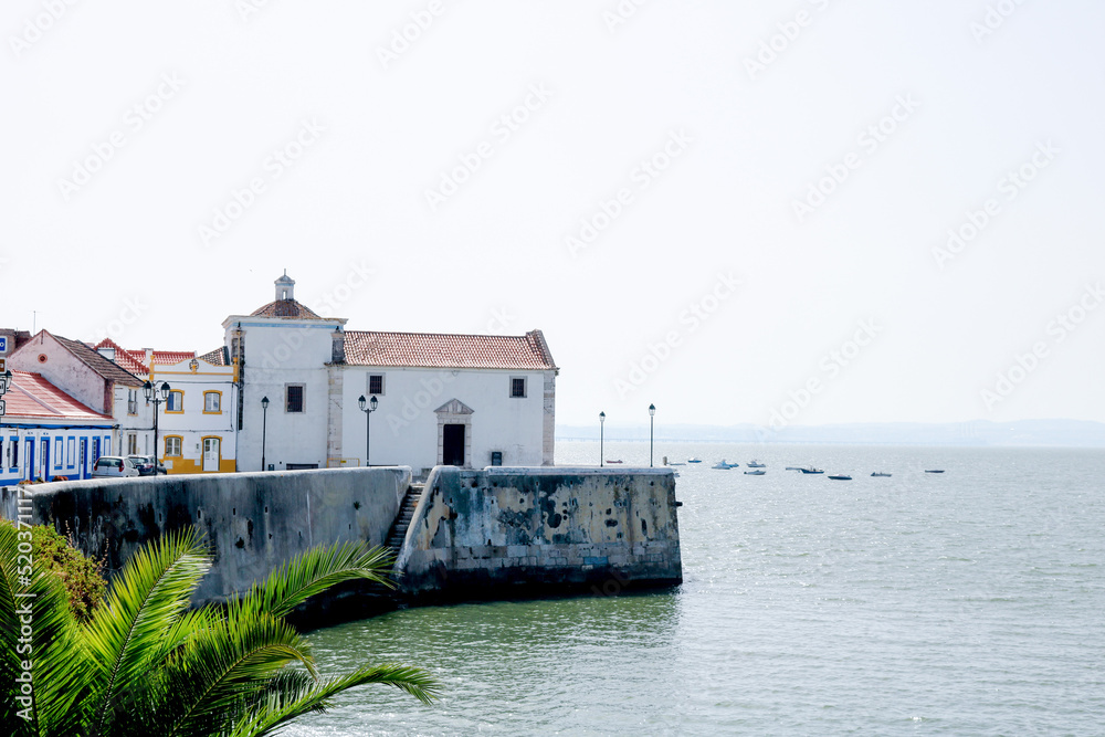 Vista da Igreja de Nossa Senhora da Vida e do litoral na vila de Alcochete em Portugal