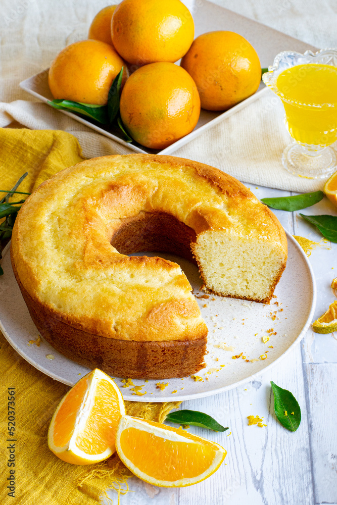 Bolo de laranja fatiado. Café da tarde. Brazilian cake. Bolo de laranja fatiado. Café da tarde. Brazilian cake.