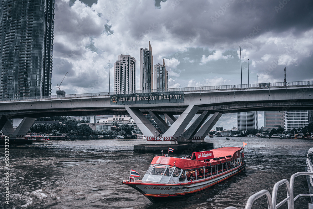 Fototapeta premium Eine tolle Gelegenheit Bangkok vom Flussufer Chao Phraya zu sehen.