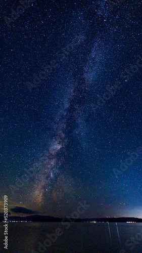 猪苗代湖の星空 天の川 縦構図