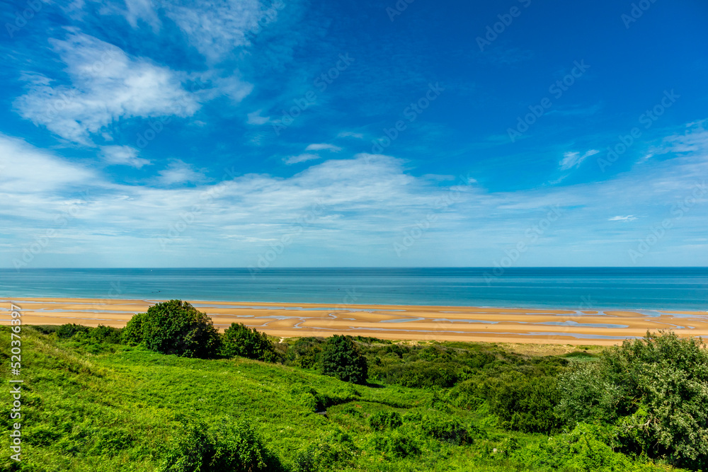 Strandspaziergang am französischen Küstenabschnitt Omaha Beach zwischen  Colleville-sur-Mer und Saint-Laurent-sur-Mer - Normandie - Frankreich