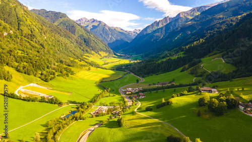 Fotografia Aerial view of highway road pass in Alpine mountains of Austria