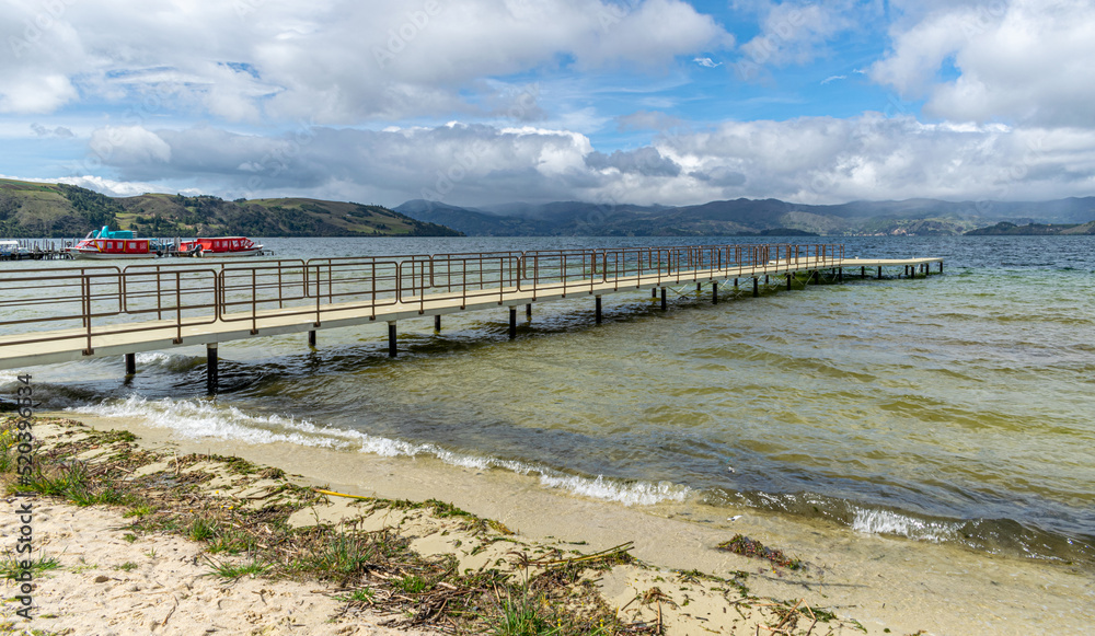 Muelles con embarcaciones, lanchas, motos de agua,  botes en la zona del lago de tota conocida como playa blanca, punto turístico de Boyacà Colombia