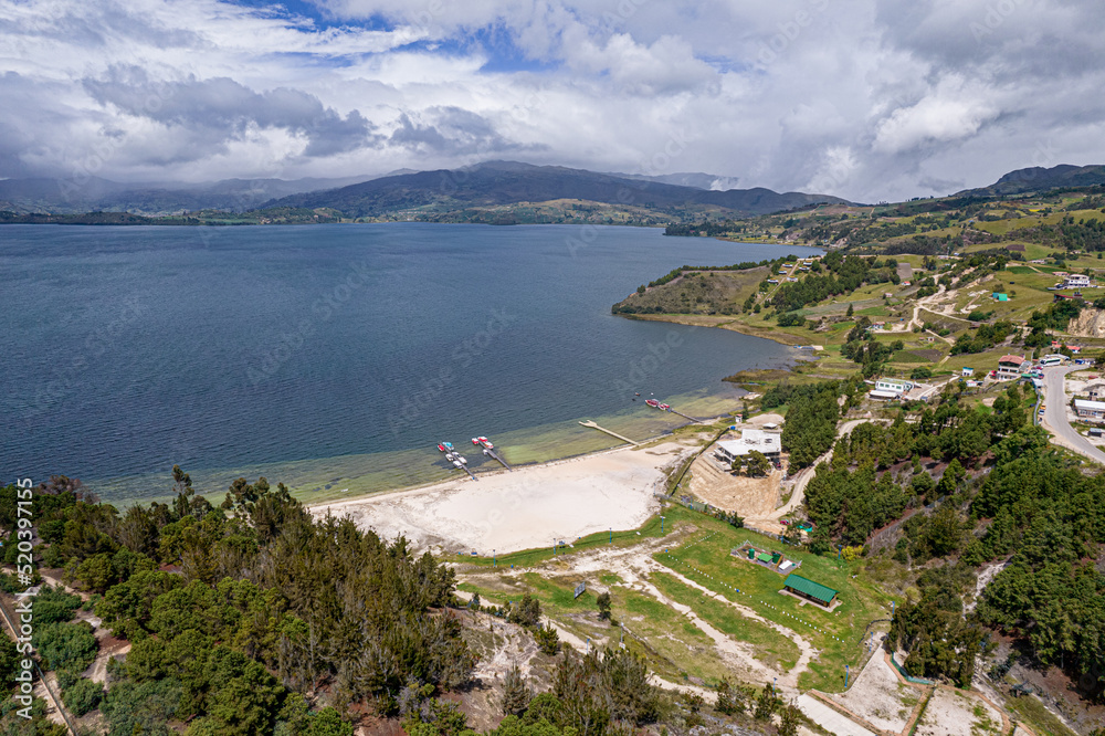 Muelles con embarcaciones, lanchas, motos de agua,  botes en la zona del lago de tota conocida como playa blanca, punto turístico de Boyacà Colombia