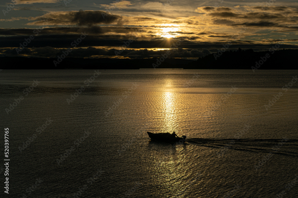 Bote o lancha navegando en la laguna de tota, ubicada en Boyacà, colombia