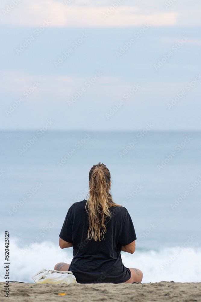 UNA MUJER EN LA PLAYA  NAYARIT MEXICO 