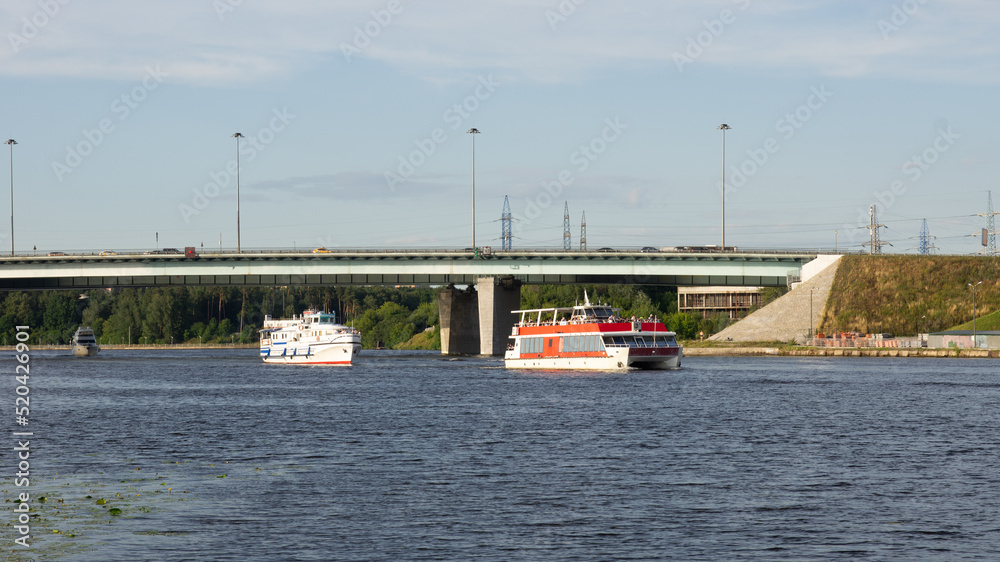 Obraz premium River navigation in Moscow: pleasure boats sail in the Khimki Canal - Severnoye Tushino - Moscow - Russia