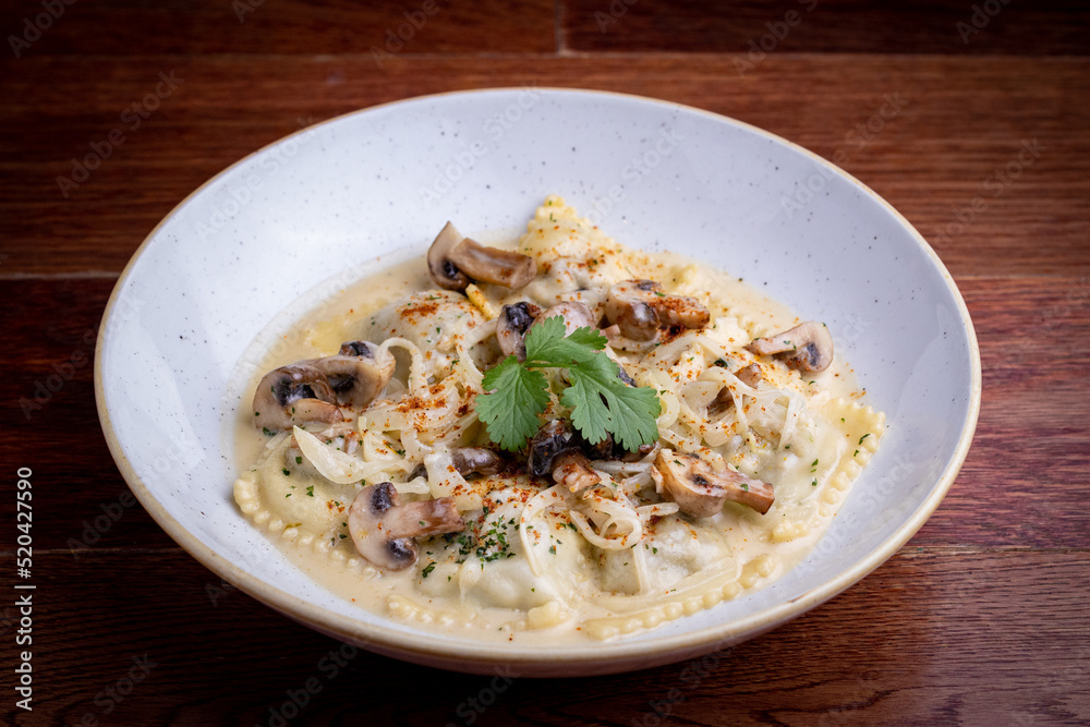 Pasta rellena, ravioles con crema de champignones