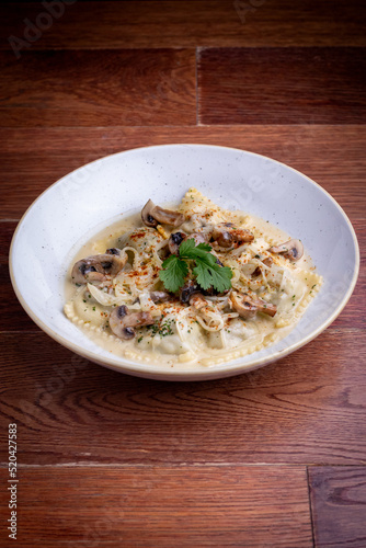 Pasta rellena, ravioles con crema de champignones