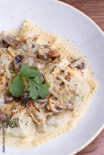 Pasta rellena, ravioles con crema de champignones