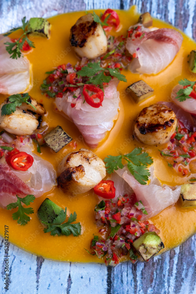 Obraz premium Pescado blanco socre salsa picante