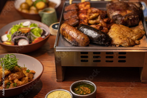 Parrillada, parrilla asado con vegetales, ensalada, papas