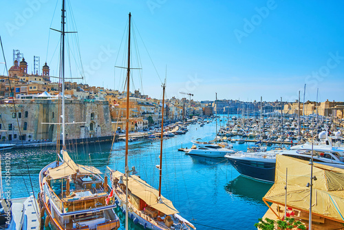 Obraz na płótnie The yachts at Vittoriosa marina, Birgu, Malta w salonie