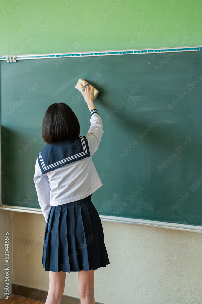 黒板を消す女子高生 黒板を消す女子高生