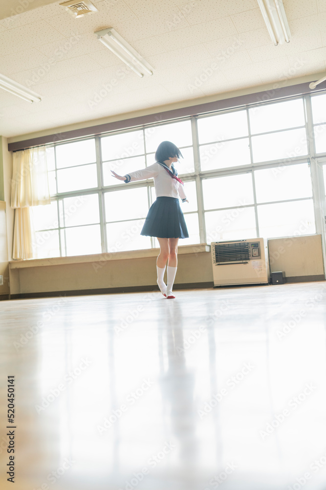 教室ではしゃぐ女子高生 教室ではしゃぐ女子高生
